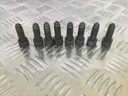 Болт маховика