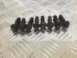 Болт маховика