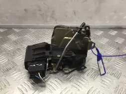 Замок двери передней правой