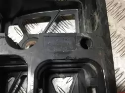 Крепление блока предохранителей