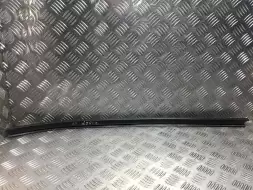 Молдинг стекла двери передней правой наружный