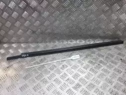 Молдинг стекла двери передней правой наружный