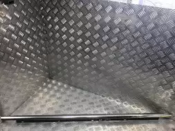 Молдинг стекла двери передней правой наружный