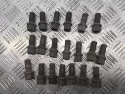 Болт колесный