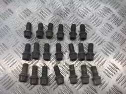 Болт колесный