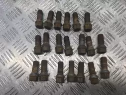 Болт колесный