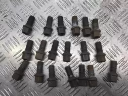 Болт колесный