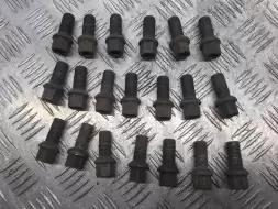 Болт колесный