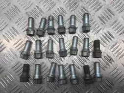 Болт колесный