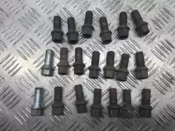 Болт колесный