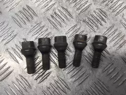 Болт колесный