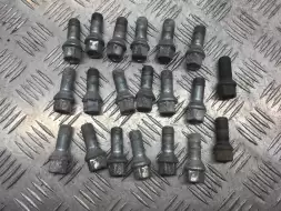 Болт колесный