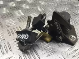 Замок капота