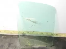 Стекло двери передней правой