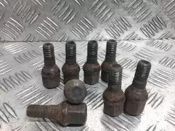 Болт колесный