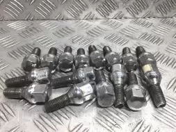 Болт колесный