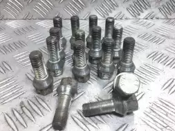 Болт колесный