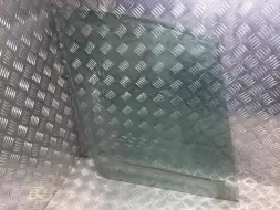 Стекло двери передней правой