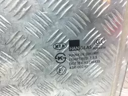 Стекло двери передней левой