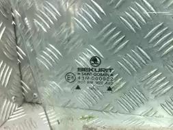 Стекло двери передней правой