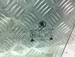 Стекло двери передней левой