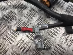 Клемма аккумулятора плюс