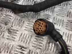 Клемма аккумулятора плюс