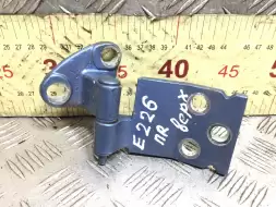 Петля двери передней правой