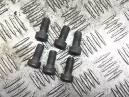 Болт маховика