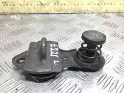 Замок капота