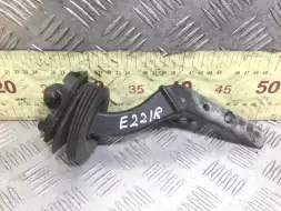 Петля крышки багажника