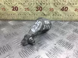 Петля двери передней правой