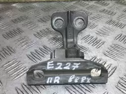 Петля двери передней правой