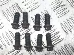 Болт маховика