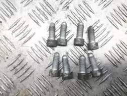 Болт маховика