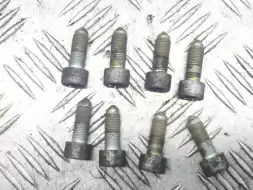 Болт маховика