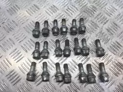 Болт колесный