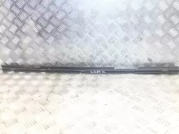 Молдинг двери передней левой