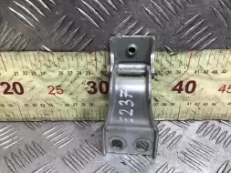 Петля крышки багажника