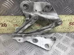 Петля капота правая