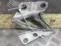 Петля капота левая