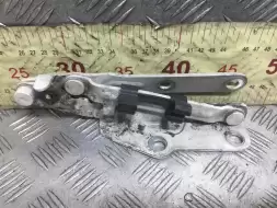 Петля капота левая