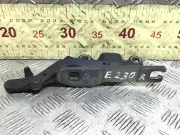 Петля капота правая