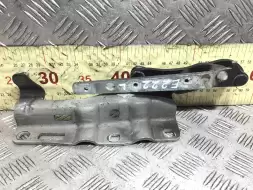 Петля капота левая