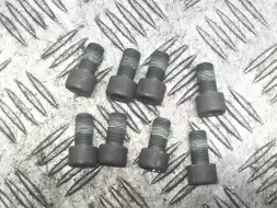 Болт маховика