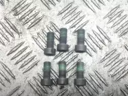 Болт маховика