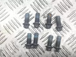 Болт маховика