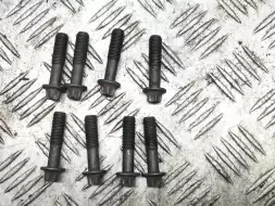 Болт маховика