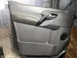 Обшивка двери передней левой (дверная карта)